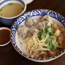 ข้าวต้มแห้งหมูทรงเครื่อง