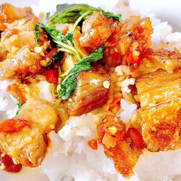 ข้าว กะเพราหมูกรอบ ผัดสดๆร้อนๆ