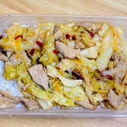 กับข้าว(ผัดกระหล่ำหมูชิ้น)