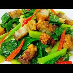 กับข้าว คะน้าหมูกรอบ