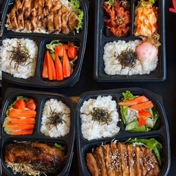 ข้าวหน้าหมูทอดพร้อมสลัด