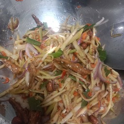 ยำมะม่วงปลากรอบ(ใส่ปลาร้า)