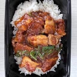 ผัดพริกแกงหมูกรอบราดข้าว