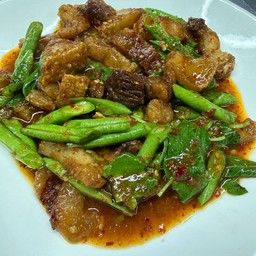หมูกรอบพริกแกง