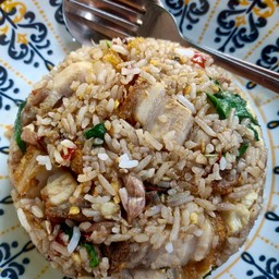 ข้าวผัดคลุกกะเพราหมูกรอบ