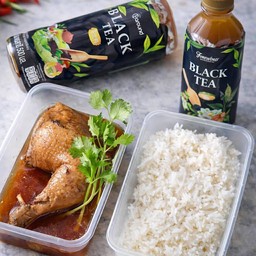 ข้าวหน้าไก่ต้มน้ำปลา+น้ำชาดำ ตราทีอราวนด์ 500ml