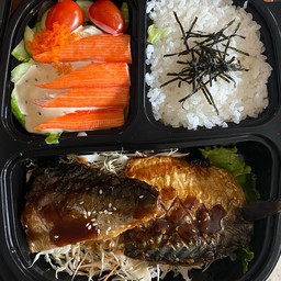 ข้าวหน้าปลาซาบะพร้อมสลัด