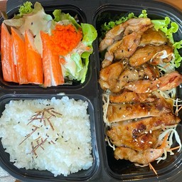 ข้าวหน้าไก่ริยากิ พร้อมสลัด