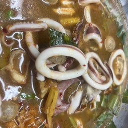 ต้มยำปลาหมึก (หม้อไฟ)