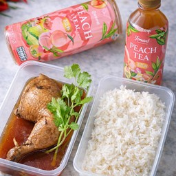 ข้าวหน้าไก่ต้มน้ำปลา+น้ำชาทีอราวนด์ ชาพีช 500ml.