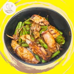 ข้าวผัดพริกแกงปลาหมึกไข่