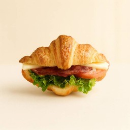 แซนวิชครัวซองเบคอน ฟิลเลย์ไอซ์เบิร์กเลททิซ มะเขือเทศ และซุปเปอร์ชีสสไลซ์