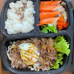 ข้าวหน้าเนื้อพร้อมสลัด