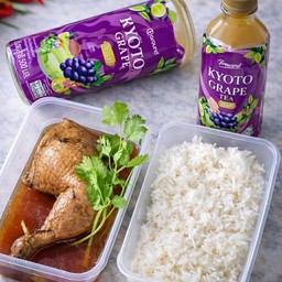 ข้าวหน้าไก่ต้มน้ำปลา+น้ำชาทีอราวนด์ กลิ่นองุ่นเคียวโฮ 500ml.