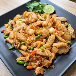 ข้าวหมูสามชั้นผัดพริกขี้หนูสวน