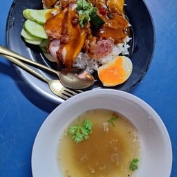 ข้าวหมูแดงหมูกรอบ  สเต็กหมู-ไก่ คุณเกตุ