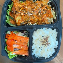 ข้าวหน้าหมูผัดกิมจิพร้อมสลัด