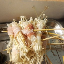 หมูสามชั้นพันเห็ดเข็มทอง