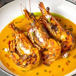 กุ้งย่างในซอสเคอรี่และมันบด เสิร์ฟพร้อมกับนานกระเทียมผักชี 1 แผ่น