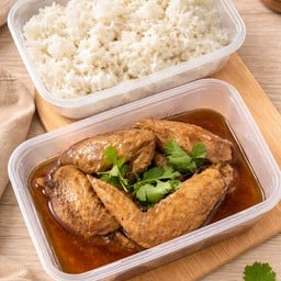 ข้าวปีกไก่ต้มน้ำปลา (พร้อมน้ำจิ้มซีฟู๊ดด)