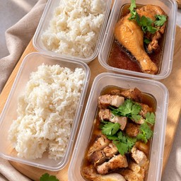 [เซตสุดฮิต] ข้าวหน้าไก่ต้มน้ำปลา + ข้าว หมูสามชั้นตุ๋นน้ำปลา(พร้อมน้ำจิ้มซีฟู๊ด)