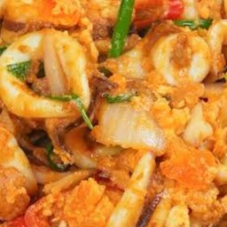 หมึกผัดไข่เค็มราดข้าว