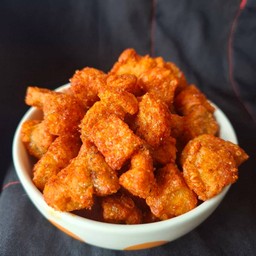 กากหมูหั่นเต๋าไร้มันทรงเครื่องขนาด 25 กรัม