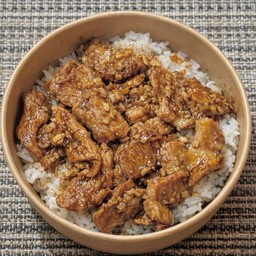 ข้าวหมูสันคอสไลด์ กระเทียมพริกไทย (โปรตีน 19 g)