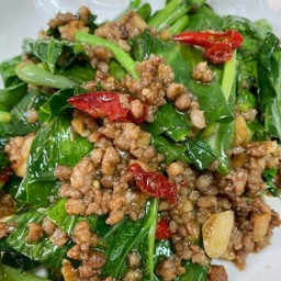 ยอดคะน้าเนื้อสับราดข้าว