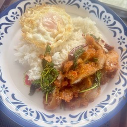 ข้าวกะเพราไก่ทอด