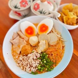 โชค เย็นตาโฟ ต้มยำ หมูแดง หมูกรอบ