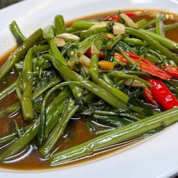 ผักบุ้งผัดกระเทียมเต้าเจี้ยว