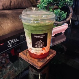 Strawberry Matcha Milk มัทฉะนมสดสตรอเบอรี่