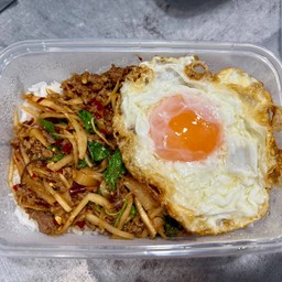 กะเพราเนื้อสับหน่อไม้ดอง(ราคาไม่รวมไข่)