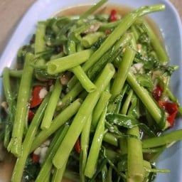 ผัดผักปุ้งไฟแดง