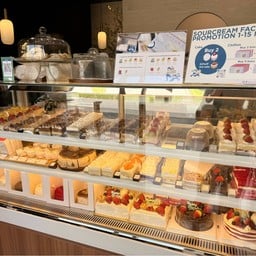 เค้กเยอะมาก มีเค้กวันเกิดด้วย