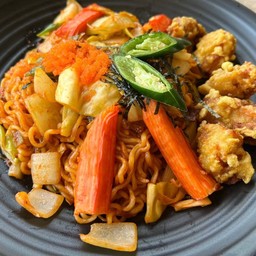 สไปซี่รามยอนแห้งไก่กรอบ (Fried chicken Spicy ramyeon)