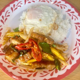 ข้าวพริกแกงหน่อไม้หมูกรอบ