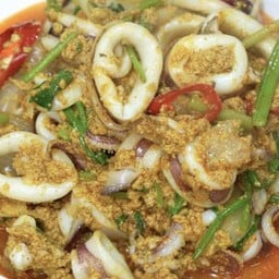 ปลาหมึกผัดผงกะหรี่