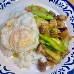 ข้าวคะน้าหมูกรอบ