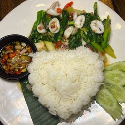 ข้าวคะน้า ปลาหมึก