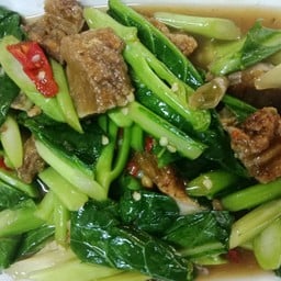 คะน้าหมูกรอบ