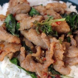 ข้าวกะเพราหมูชิ้นหมักนุ่ม