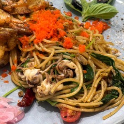 สปาเก็ตตี้พริกแห้งปลาหมึก + ไข่กุ้ง