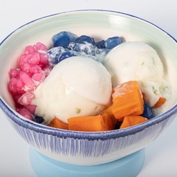 C6 ไอศกรีมกะทิรวมมิตรใส่ท้อปปิ้ง 3 อย่าง