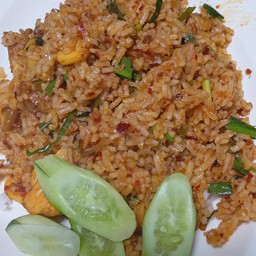 ข้าวผัดต้มยำหมูกรอบ