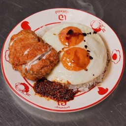 ใหม่! ข้าวไก่ทอดออสการ์ + ไข่ดาวแฝด (ชิ้นสะโพก)