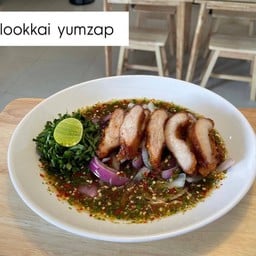 ยำคอหมูทอด