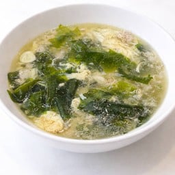 ซุปไข่น้ำสาหร่ายวากาเมะหมูสับ