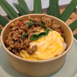 กระเพรา หมูสับ ไข่ข้น